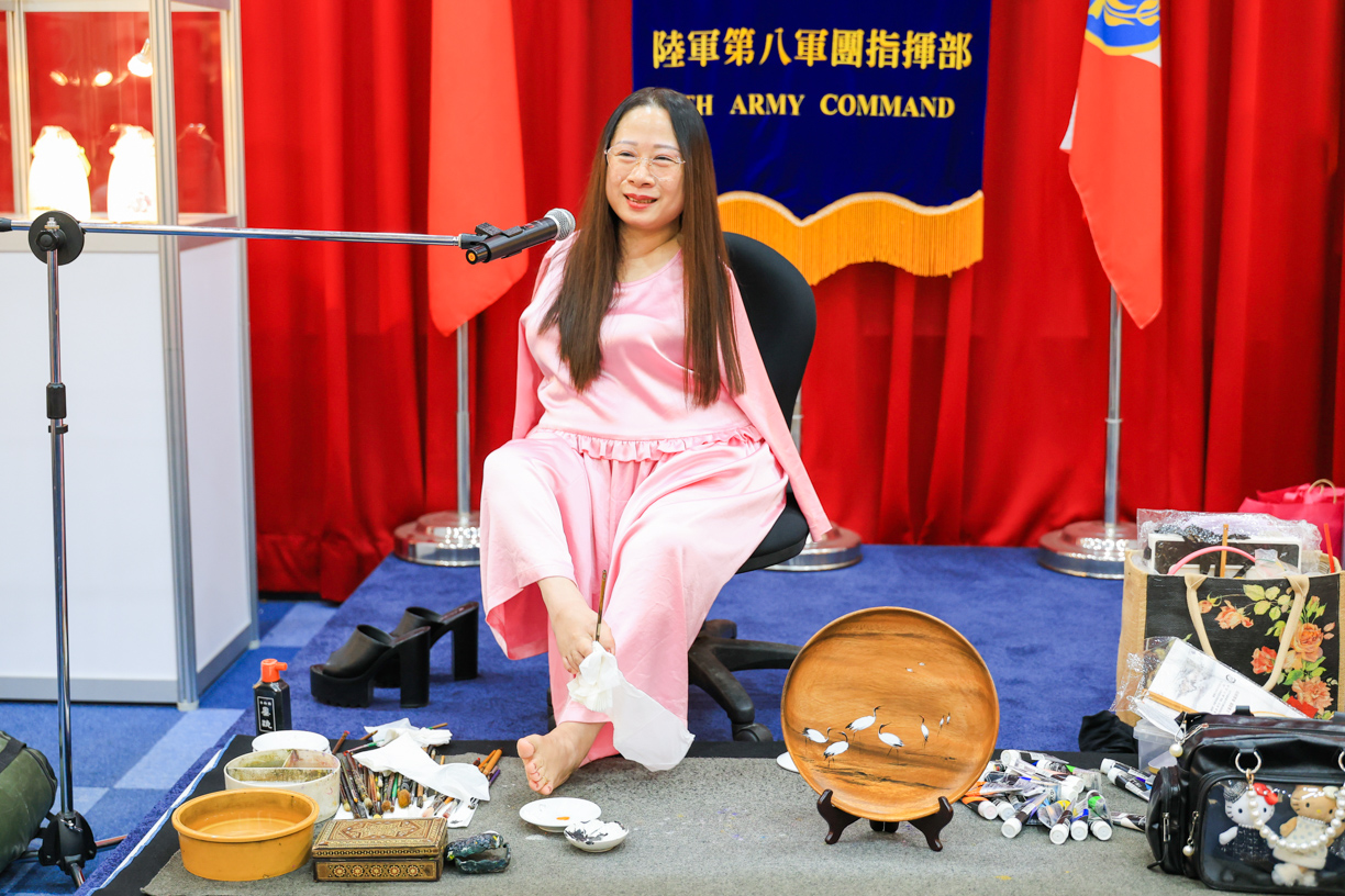 ▲楊恩典雖然沒有雙手擁抱世界，卻透過雙腳完成生命中的課題，勇敢面對人生的不圓滿。（圖/陸軍八軍團提供）