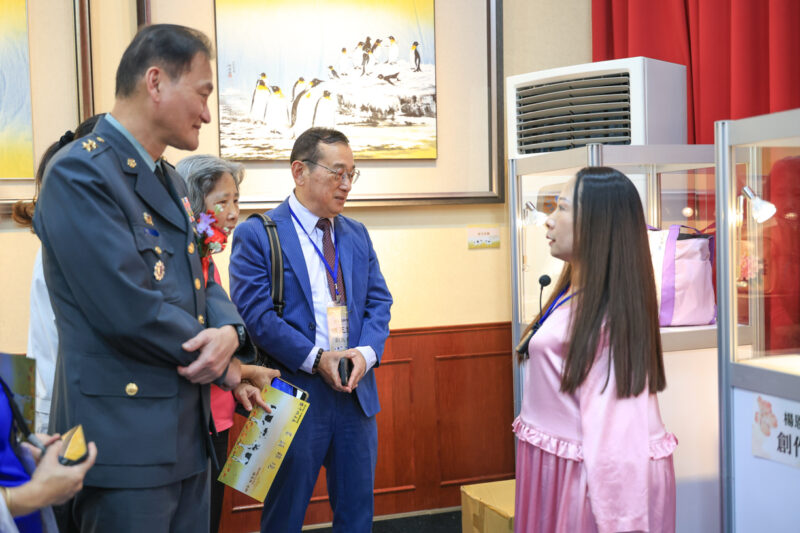 ▲楊恩典為來賓導覽展出品的創作心路歷程及內容。（圖/陸軍八軍團提供）