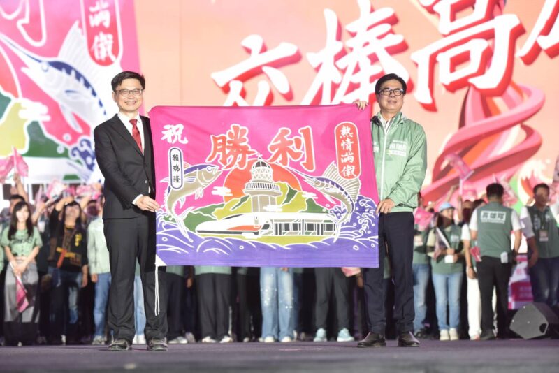 陳其邁贈「熱情滿載」大漁旗　祝福賴瑞隆旗開得勝