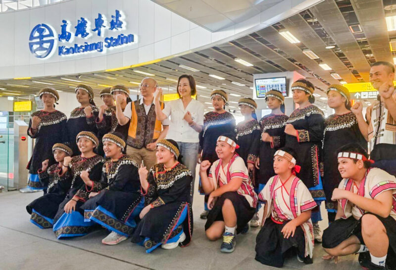 ▲桃源國小合唱團在交接儀式中演唱布農歌謠組曲後與柯志恩委員合照留念。（圖/國家科學技術委員會提供）
