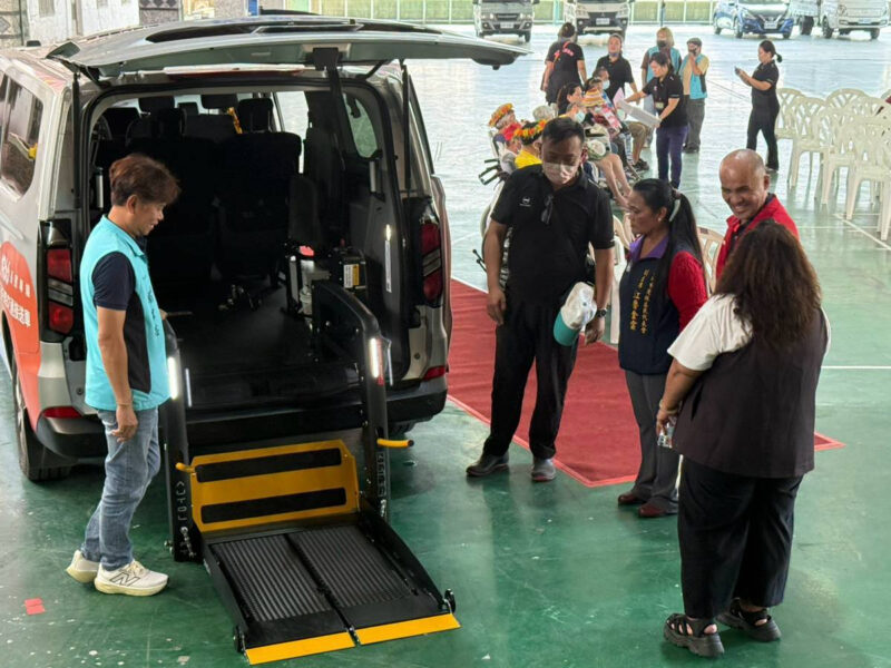蔡氏三姊妹捐贈長照交通車守護茂林長輩就醫路 延續父親蔡榮哲醫師仁心