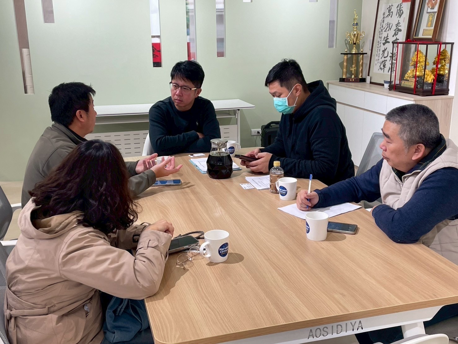 選民至服務處陳情，黃崇真與團隊仔細傾聽民眾需求，協助處理各項問題。
