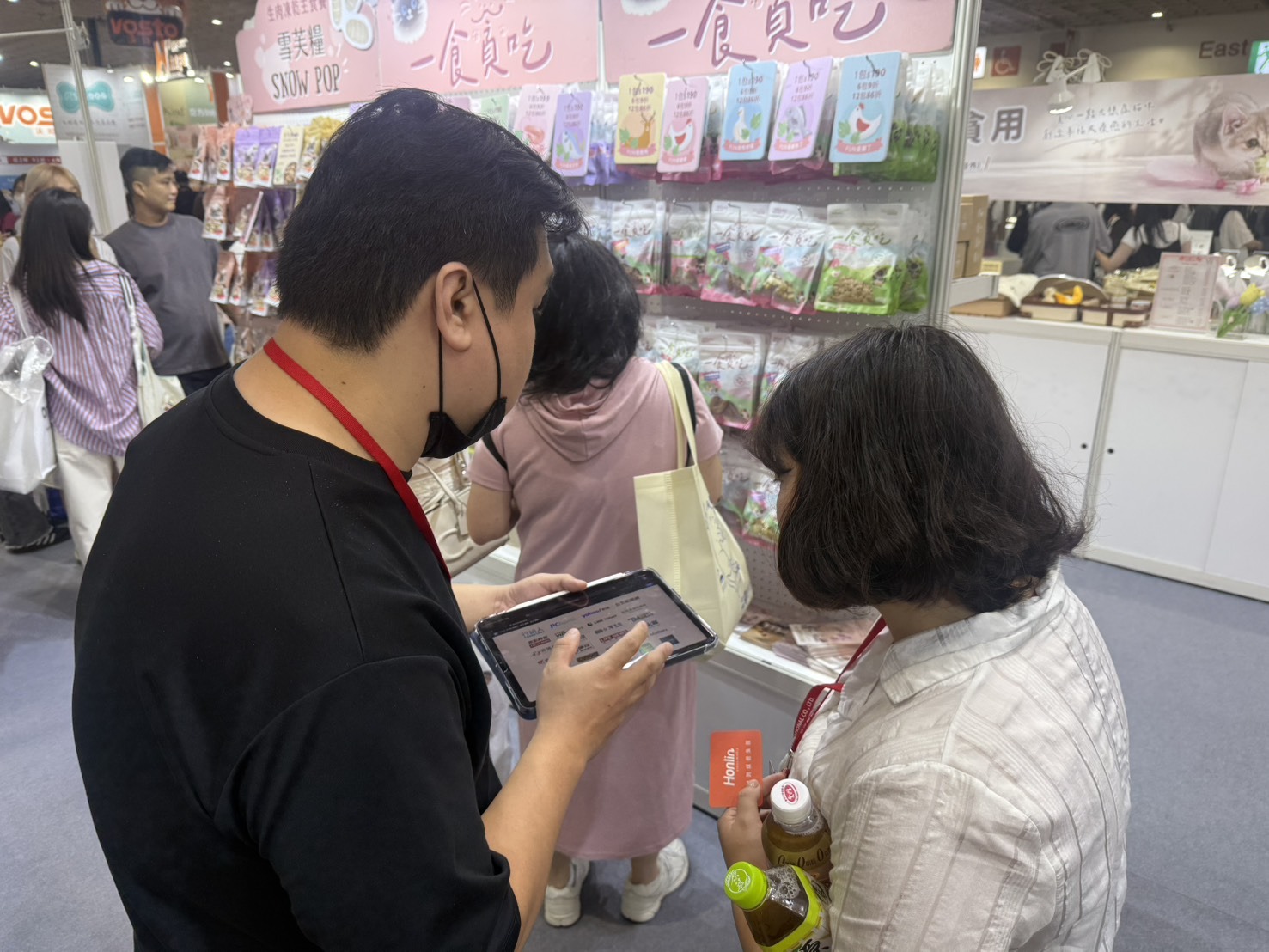 行銷人團隊於展場與參展廠商交流,洽談品牌曝光合作。