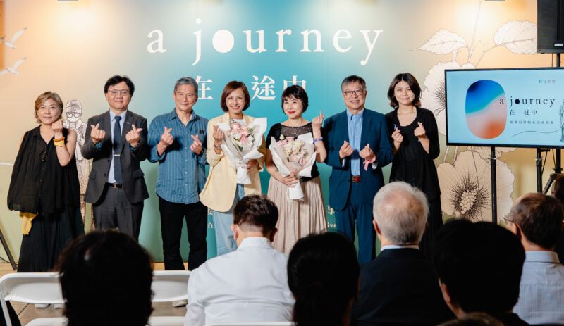 ▲主辦單位、癌友代表及策展人合照｜癌症希望基金會《在途中》高雄特展開幕，主辦單位與癌友代表、策展人共同呼籲社會關注癌後生活與家庭陪伴需求。照片左起為《在途中》策展人洪瑞琦、癌症希望基金會副董事長羅盛典、前文化部長李永得、立法委員邱議瑩、鋼琴家柯嘉惠、高雄醫學大學校長暨癌症希望基金會董事余明隆、《在途中》策展人吳佳欣。（圖/癌症希望基金會提供）