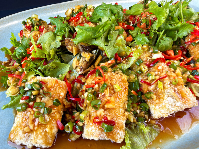 ▲結合高雄梓官漁會推廣的白鰻魚，以金黃酥香的料理手法，搭配台灣傳統五味醬，呈現酸甜開胃的海港風味，展現高雄在地漁產特色。（圖/高雄翰品酒店提供）