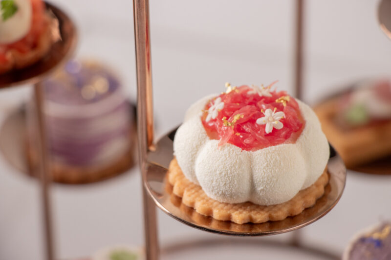 ▲高雄洲際酒店公益雙人午茶《光之森林・白色午後》品項「花露 Floral Dew」。（圖/高雄洲際酒店提供）